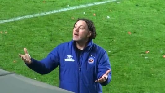 Video | El insólito cruce técnico entre Gabriel Milito y un hincha de Argentinos en pleno partido contra Unión