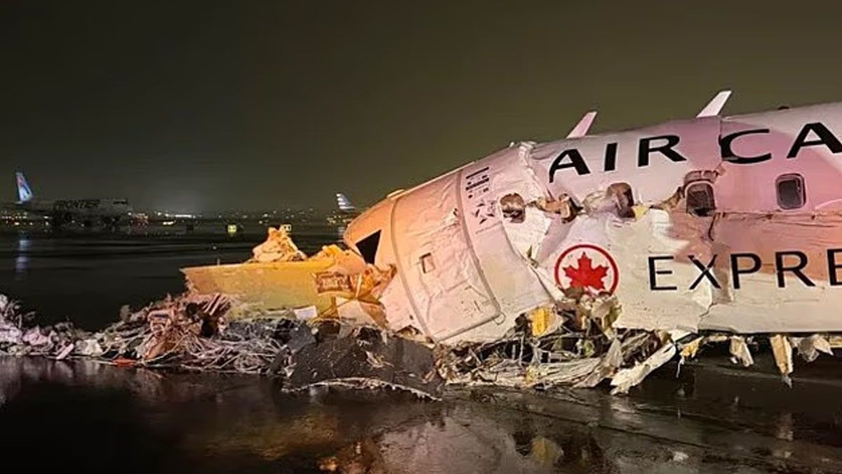 La cabina del avión canadiense totalmente destruída. Los pasajeros dicen que los pilotos fueron héroes porque les salvaron la vida. (Foto: Gentileza Daily Mail)