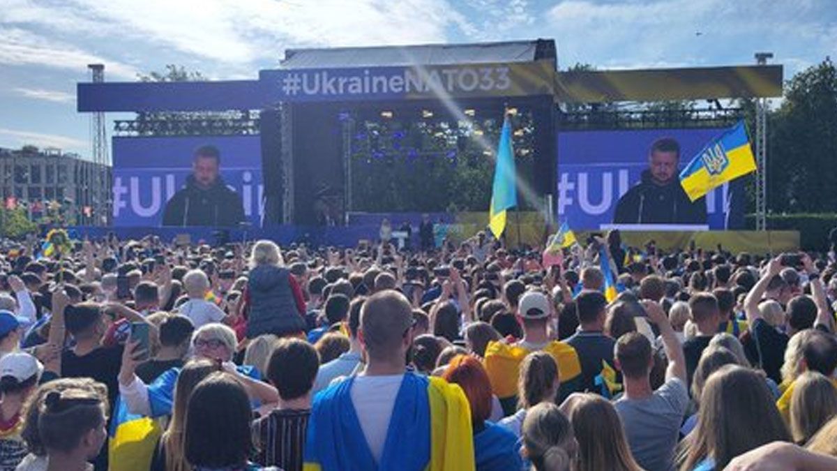 Una multitud vivó y aplaudió a Volodimir Zelensky que dio un discurso en la capital de Lituania