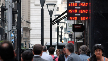 Tras la abrupta caída del martes, el dólar se estabiliza con leves subas: a cuánto cotizó