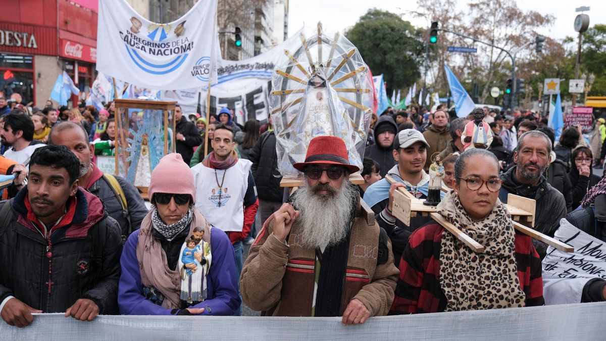 La marcha de San Cayetano rechazó el rumbo económico del Gobierno de Javier Milei. (Foto: Reuters).