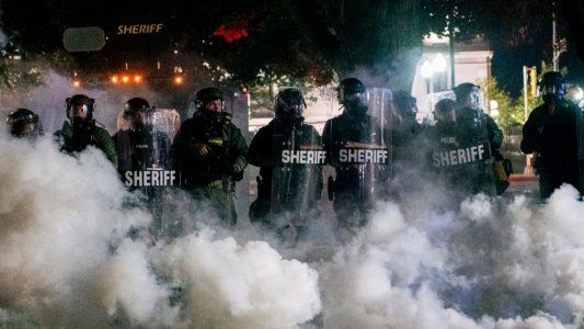 Detienen a un adolescente por matar a dos manifestantes en protesta antirracial, mientras Trump envía la Guardia Nacional a Wisconsin