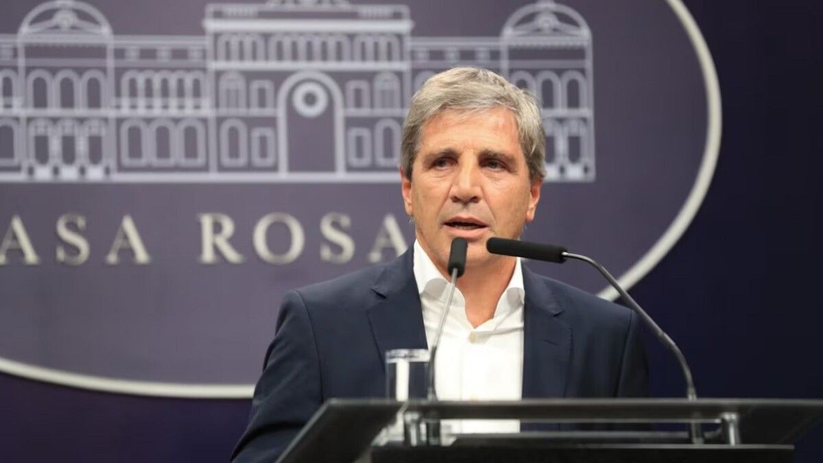 Caputo presentará cambios en la Ley de Inocencia Fiscal para sumar más contribuyentes y atraer los dólares del colchón