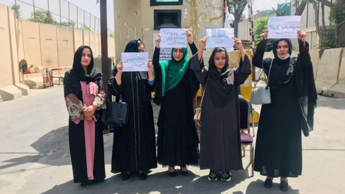 Mujeres afganas se animaron a protestar por sus derechos al régimen talibán