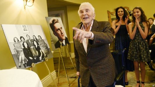 Kirk Douglas celebró sus 100 años con familia, amigos y vodka