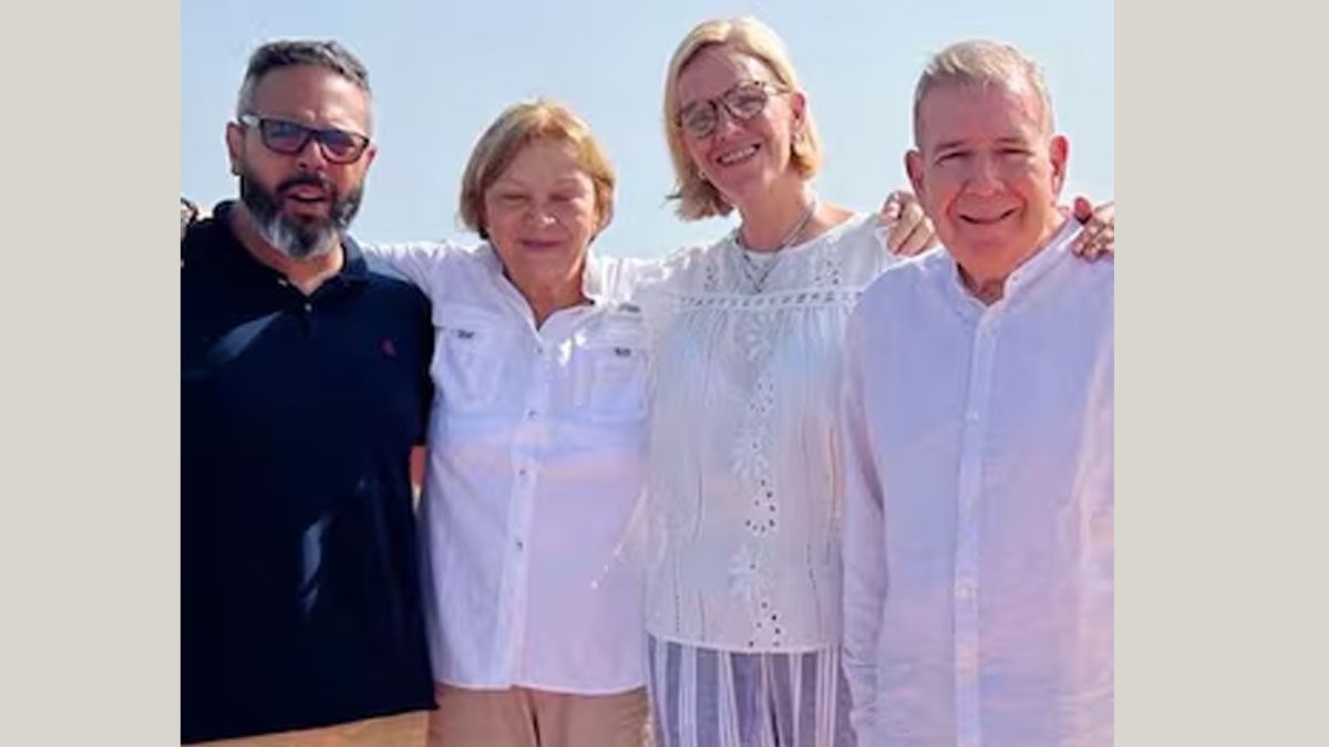 Foto en familia. Tudares&nbsp; (izquierda), su suegra, su esposa y Gonz&aacute;lez Urrutia (derecha), su yerno y ganador de las elecciones desconocidas por el chavismo en Venezuela. (foto: Instagram)