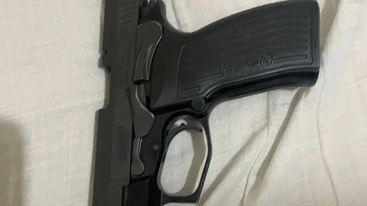 El arma regflamentaria con la que la agente policial atacó a su pareja.