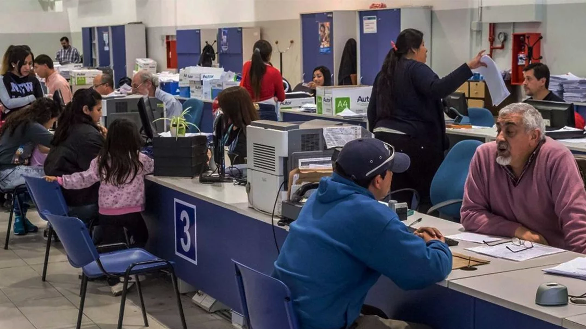 Los empleados estatales deberán regresar a la presencialidad en septiembre (Foto: archivo).