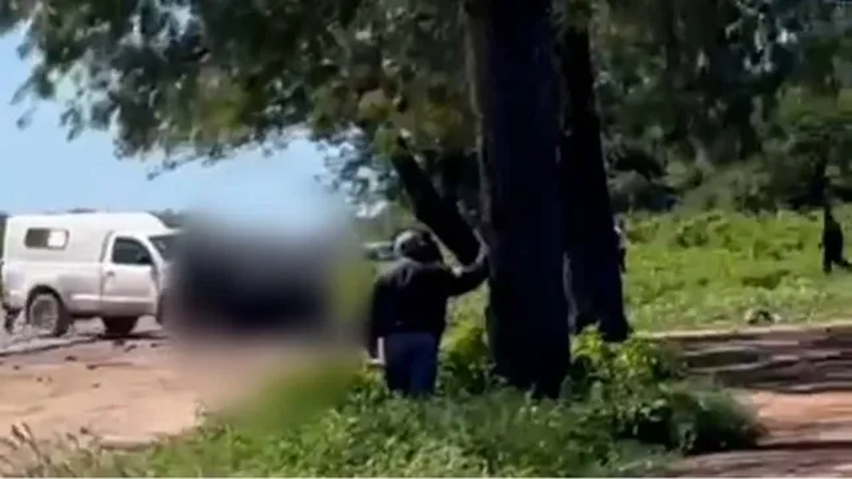 El impactante momento en el que una ambulancia atropelló a 15 policías durante una manifestación