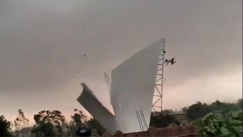 Impactante temporal: un hombre salió volando con un techo en medio de vientos de 130 km/h