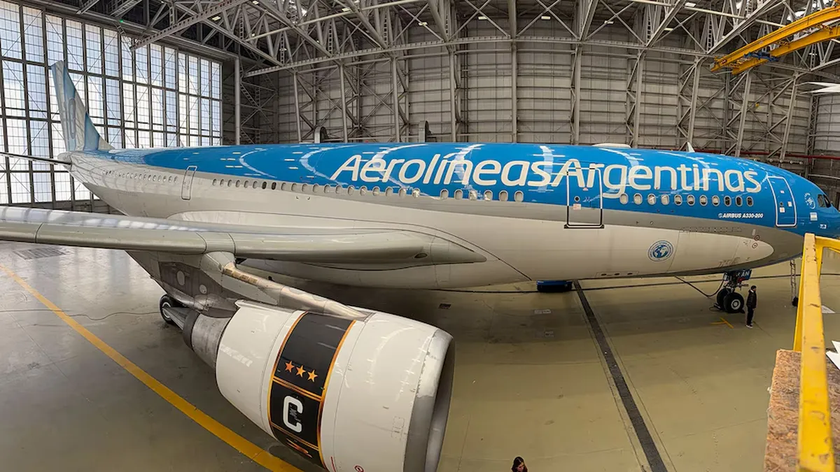 El avión temático incorpora el número 10, las tres estrellas y detalles inspirados en la camiseta oficial de la Selección Argentina. 