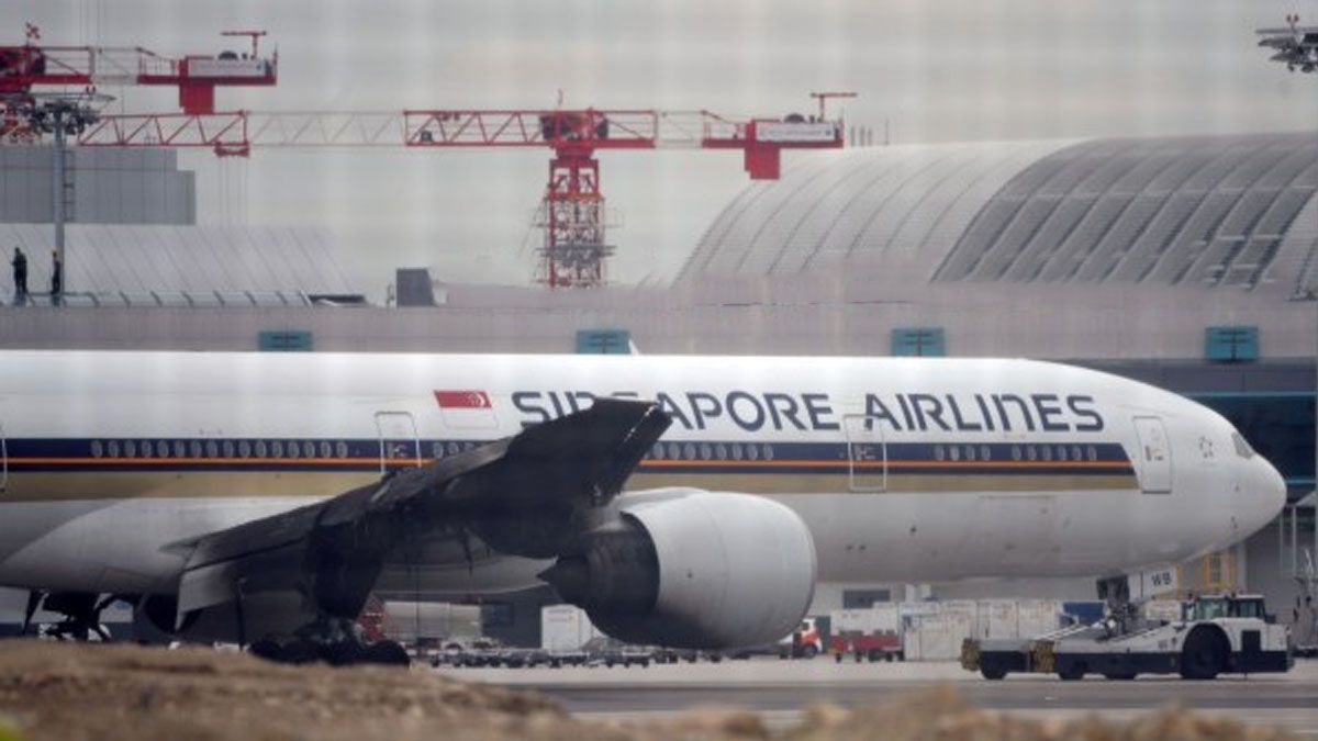 Un muerto y 30 heridos en un avión de Singapore Airlines que sufrió una grave turbulencia (Foto: gentileza The Sun).