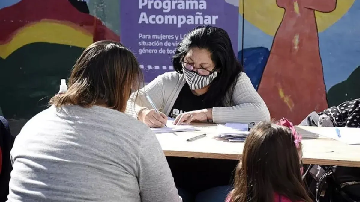 Cómo impactará el aumento del salario mínimo en los planes sociales Foto: Twitter