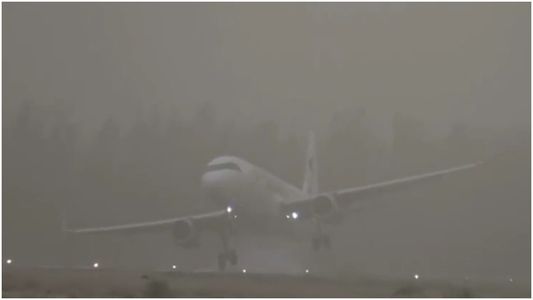 Video: por el viento, un avión no pudo aterrizar en Neuquén, realizó una peculiar maniobra y descendió en Mendoza