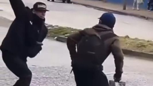 Impactante: el violento duelo tumbero con facas en plena calle que se volvió viral