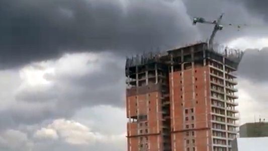 Impactante video: una grúa cayó del techo de un edificio en Corrientes por los fuertes vientos