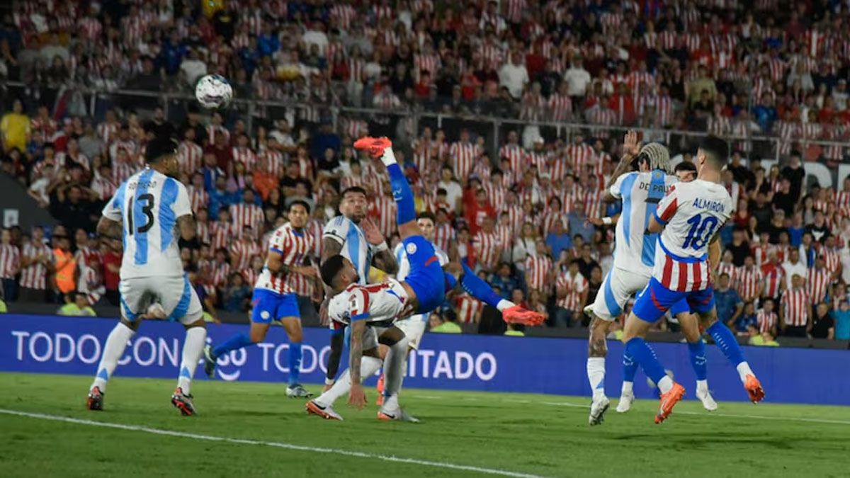 De escupir a Messi a convertirle un golazo a la Selección Argentina: quién es el paraguayo que empató el partido