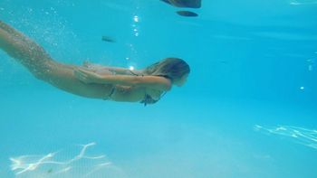 Laurita Fernández saltó de un paracaídas al agua en las playas de Cancún