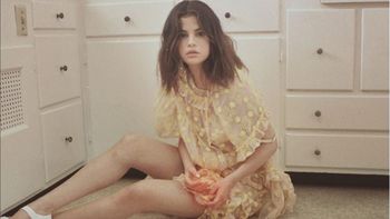 Selena Gomez llama la atención en evento tras su extraño look