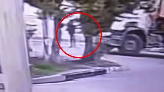 Murió una mujer que fue atropellada por un camión de basura mientras iba a trabajar