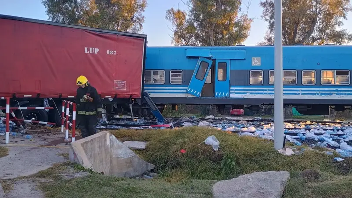 Brutal choque de una formación del tren San Martín con un camión