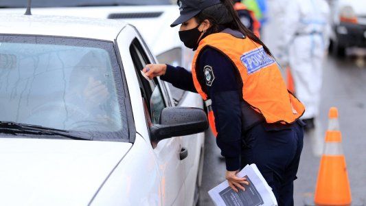 Con largas filas en los accesos a la Ciudad, se realizan controles vehiculares por las restricciones de este fin de semana