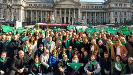 La foto de los miembros de Cambiemos que apoyan la legalización del aborto: ¿Quiénes se sumaron?