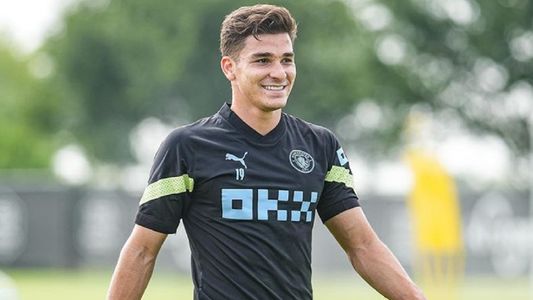 Julián Álvarez posteó una foto con su novia y despejó el rumor que lo relacionaba a Luciana Salazar