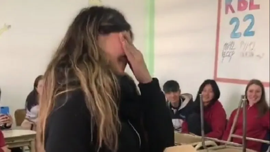 Emocionante video: sus compañeros le regalaron el viaje de egresados y registraron el momento en que le dan la sorpresa