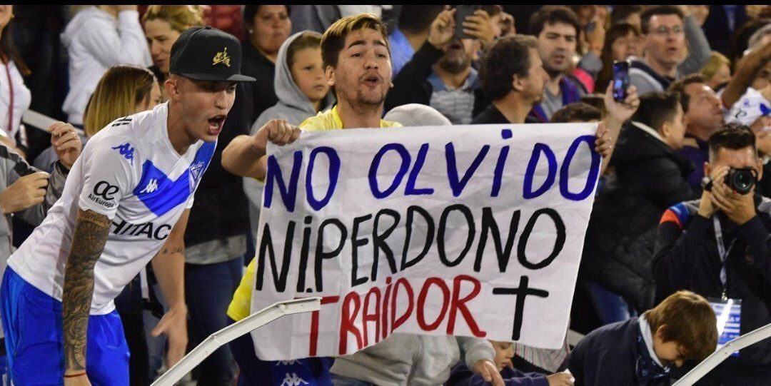 Chilavert se ofreció a pagar la multa del hincha de Vélez que le colgó una bandera a Mauro Zárate