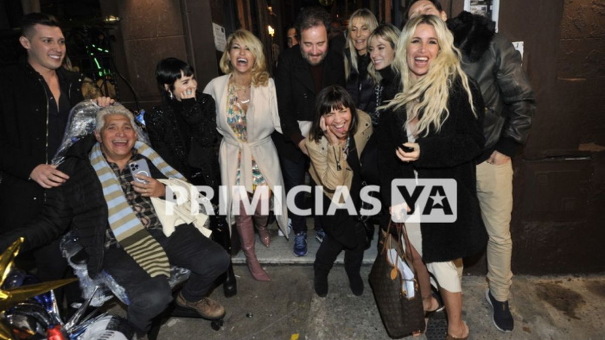 A la salida posaron para la prensa, y la vedette de la noche fue el sill&oacute;n que Marley recibi&oacute; como regalo por parte de Vicky Xipolitakis, que todos quisieron probar.