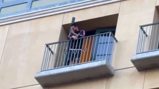 Es él, es él: Lionel Messi apareció en un hotel y desató la locura en la calle