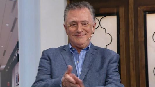 Lucho Avilés tiene un negocio de caza y este es el pin que regala a los cazadores