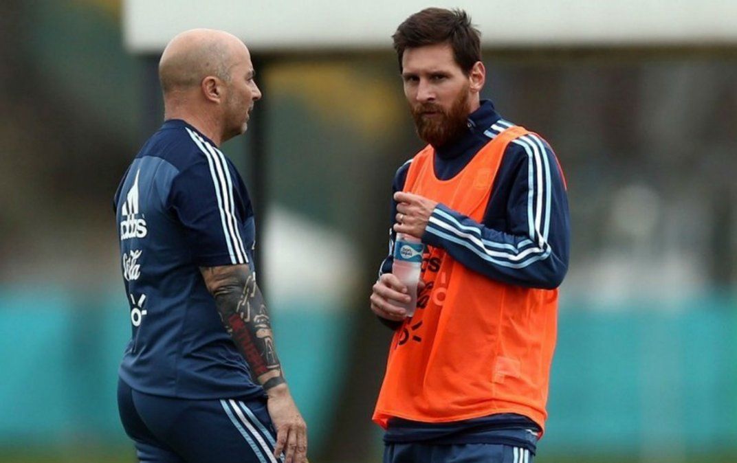 Sampaoli cuestionó la llegada de Messi al PSG.