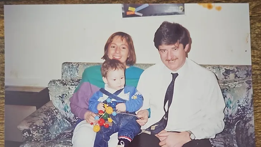 Lloré mucho: encontró un VHS y escuchó la voz de su madre fallecida después de 34 años