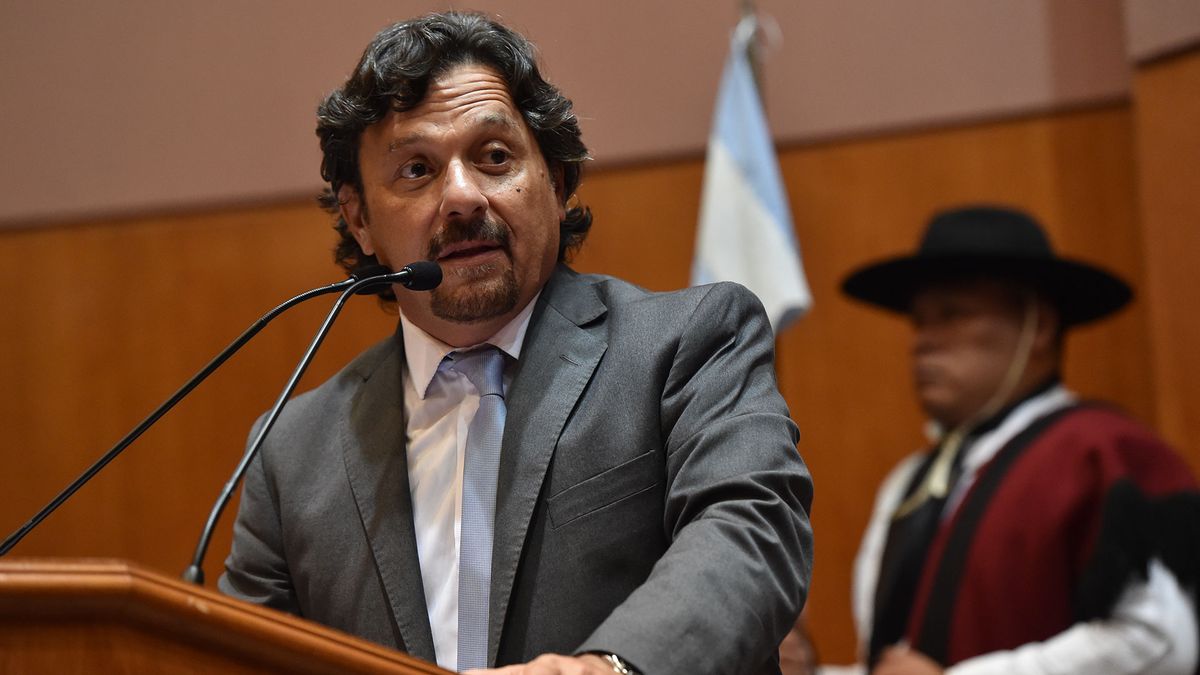 Gustavo Sáenz firmó el decreto para cobrarle a los extranjeros transitorios. (Foto: Nexofin)