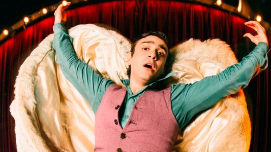 Paco Jamandreu, el modisto de Evita, reaparece en la escena argentina: Paquito, la cabeza contra el suelo