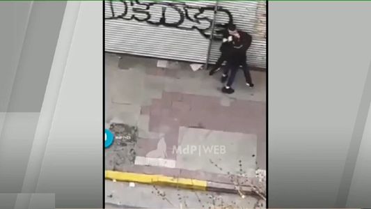 Un hombre acusó a una mujer de robarle el celular y le mordió la cara en plena calle