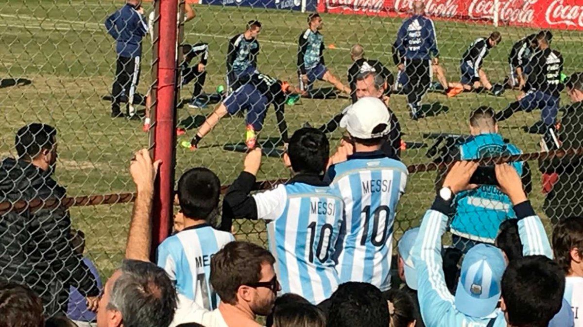 Pensando en Rusia: así se entrenó la Selección en Huracán ante un multitud de niños