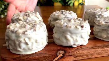 Alfajores de nuez y chocolate blanco: la fácil receta casera con relleno cremoso que conquista paladares