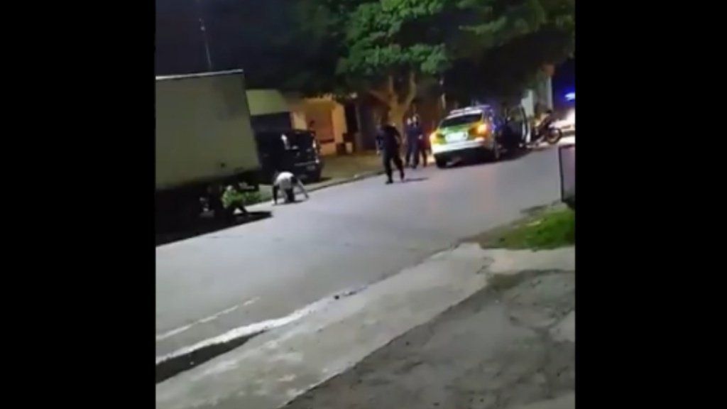 Video: un patrullero chocó a una pareja que huyó de un control policial
