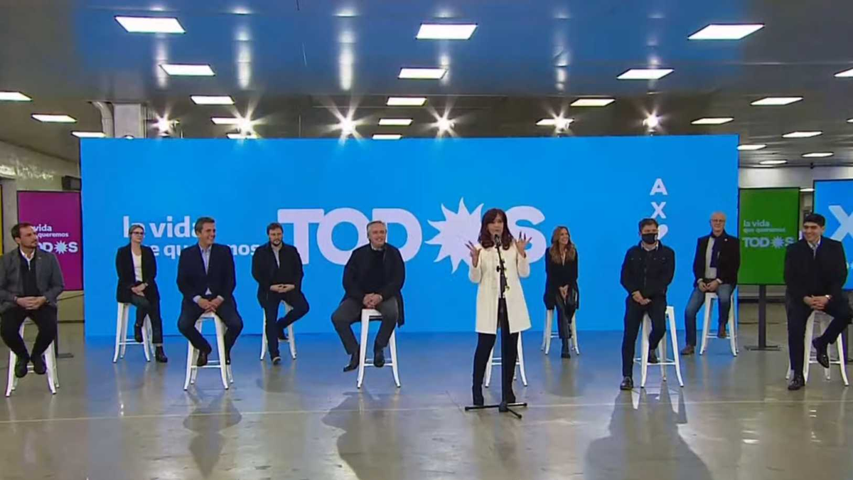 Cristina Kirchner, Alberto Fernández, Sergio Massa y Axel Kicillof encabezaban el acto de presentación de candidatos del Frente de Todos en Escobar, mientras en Casa Rosada seguían las negociaciones por las listas. (Foto: Captura de pantalla)