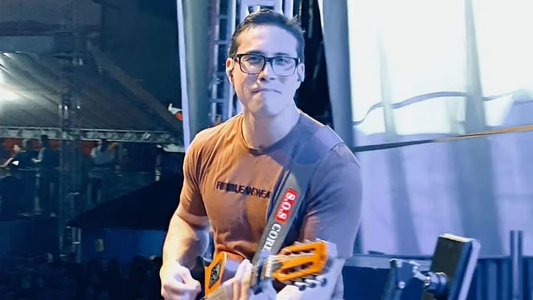 El cantante Ayres Sasaki murió electrocutado tras abrazar a una fanática