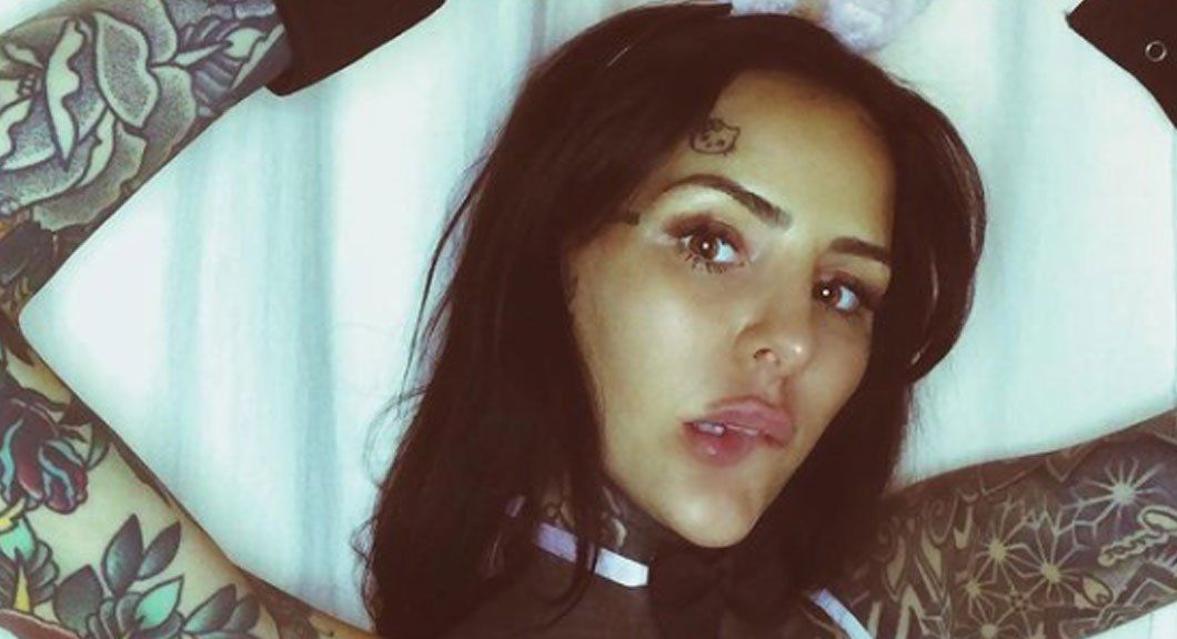 El jugado topless de Cande Tinelli para mostrar cómo se limpia la cara