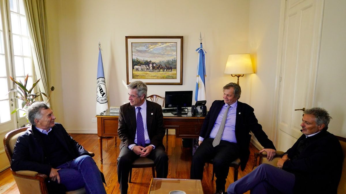 La breve reunión de Mauricio Macri con la cúpula de La Rural en el salón de presidencia, en Palermo.