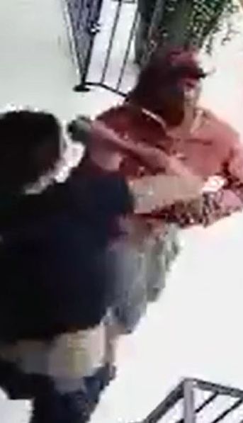Video: le dio una piña a un ladrón y lo mató