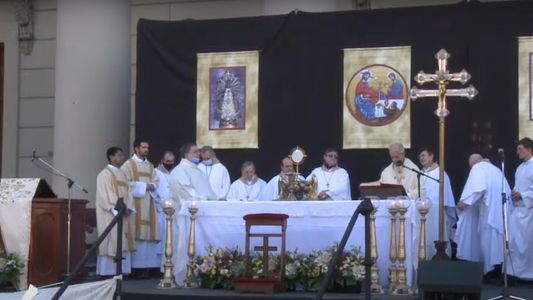 En la celebración de Corpus Christi, el cardenal Mario Poli llamó a construir una iglesia de puertas abiertas