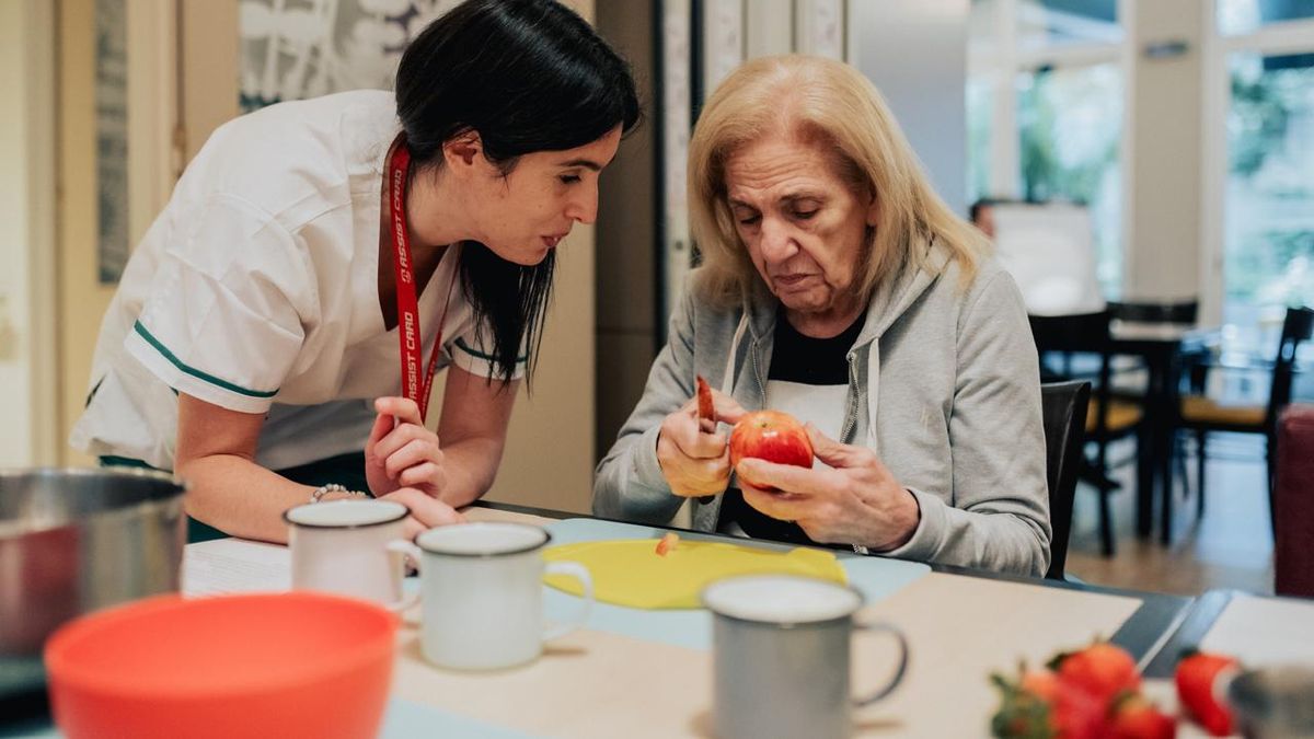 Alzheimer: cómo afrontar la dolorosa decisión de internar a un ser querido y cómo elegir el lugar apropiado