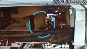 Video: quiso evitar un robo en un shopping y los delincuentes lo tiraron desde un primer piso