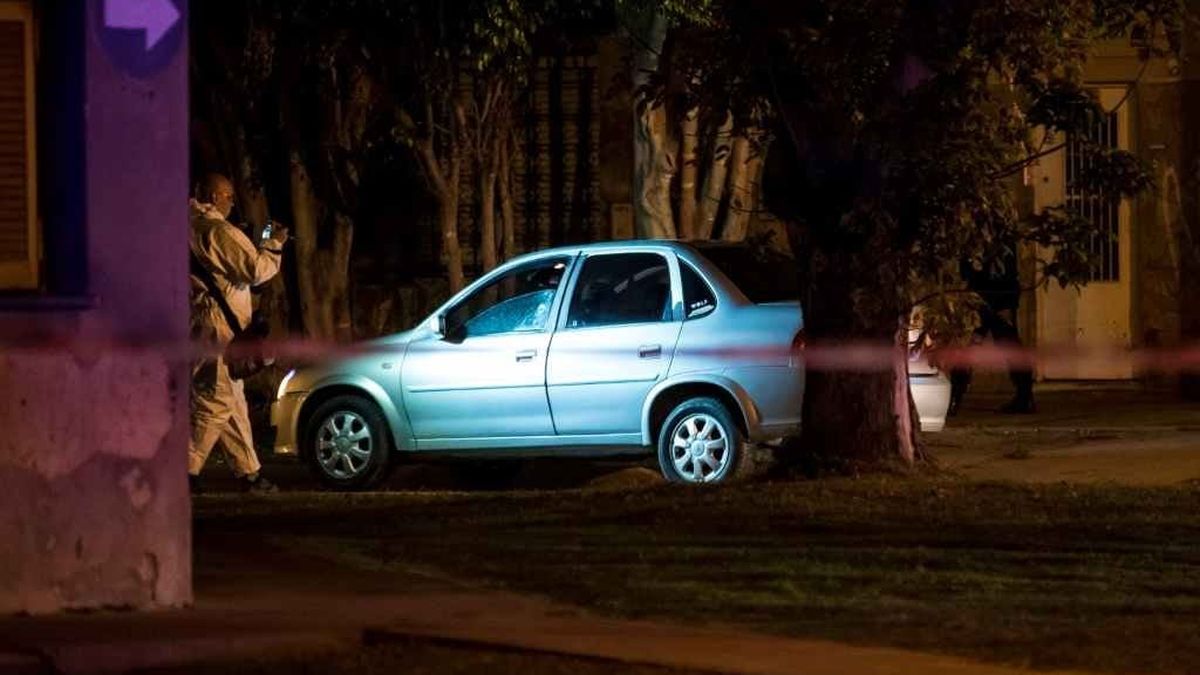 El Corsa gris donde mataron al remisero. (Foto: Mirador)